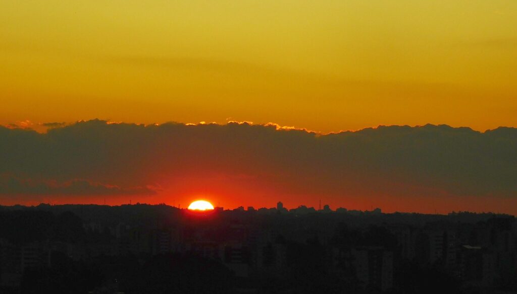 Céu limpo com sol forte no Rio Grande do Sul em dia de ar seco