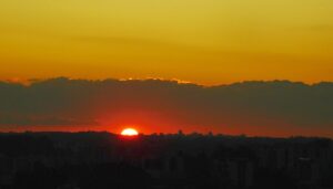 Céu limpo com sol forte no Rio Grande do Sul em dia de ar seco